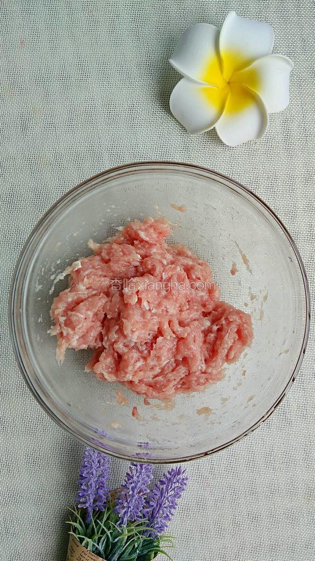 肉末里加入1个蛋清，1克盐，1克鸡精，胡椒粉适量，顺着同一个方向，不停的搅拌，直至搅拌上劲，腌制10分钟。
