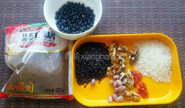 准备食材，红糖，黑豆，黑米，大米，枸杞，核桃仁