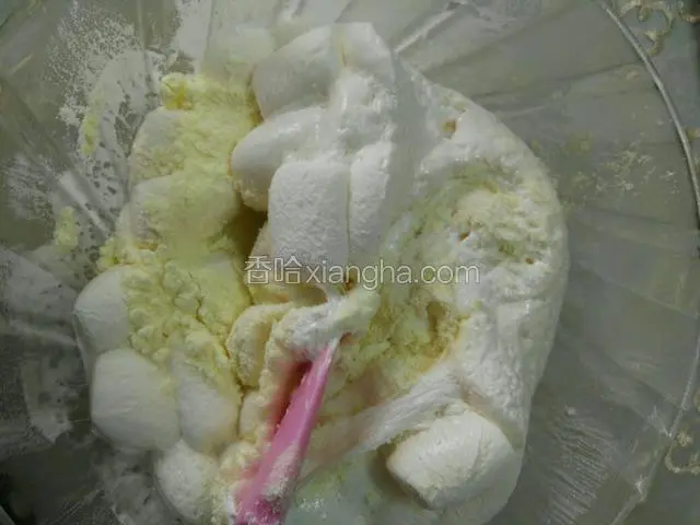 倒入奶粉快速拌匀