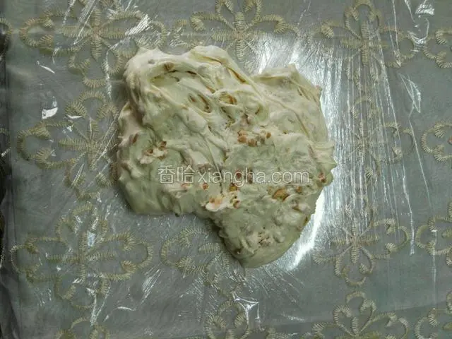 完全搅拌好放到保鲜膜上
