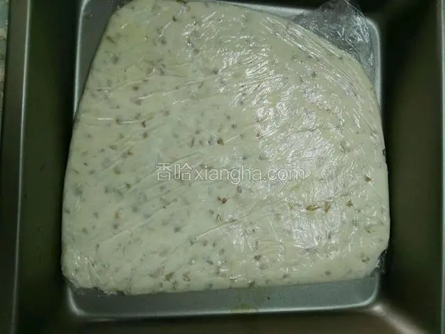 用保鲜膜包裹 擀平成1厘米左右的厚饼 放冰箱冷藏30分钟
