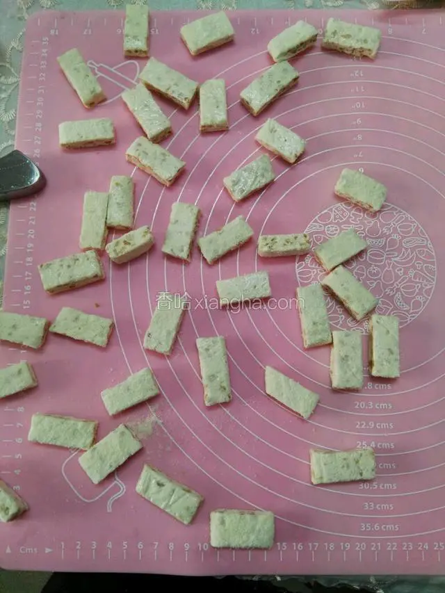 拆下保鲜膜切成自己喜欢的大小