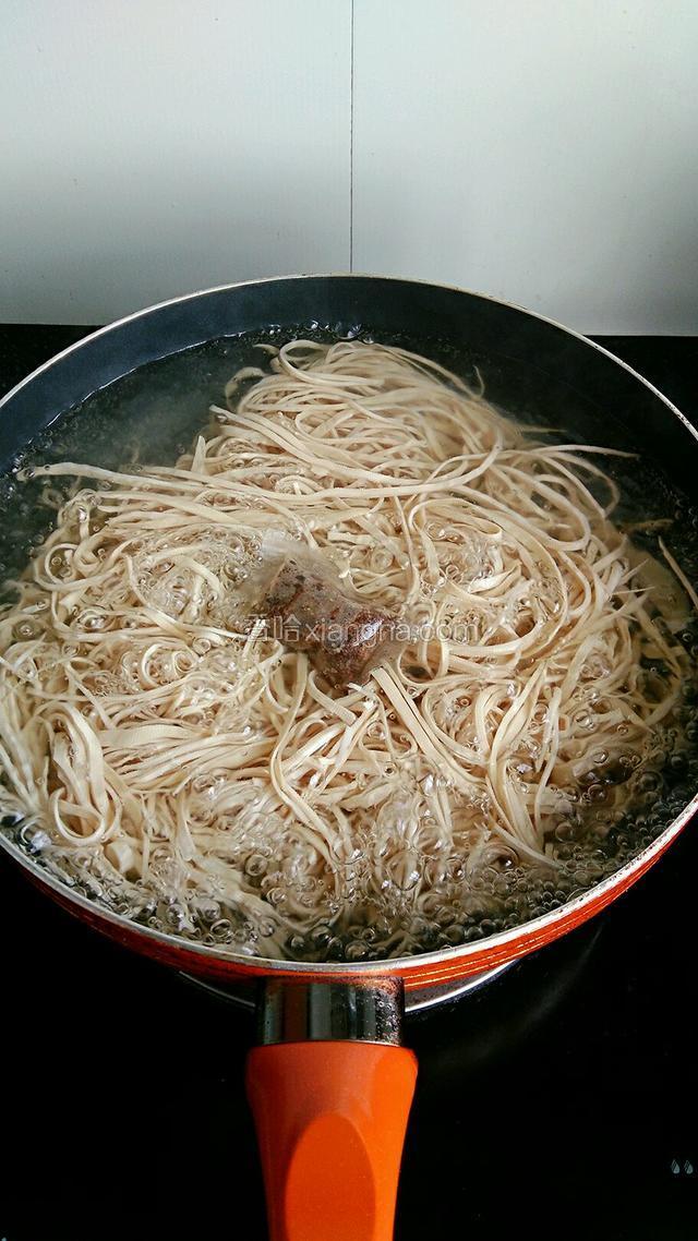 将豆腐皮和卤料包一起放入沸水锅中，小火熬煮十分钟后关火。让豆腐皮浸泡在卤水中2-3个小时。