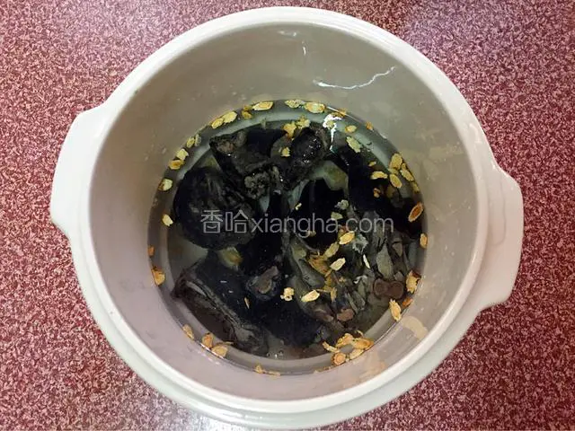 再倒入花旗参连同水一起（浸泡花旗参的水），没过食材即可