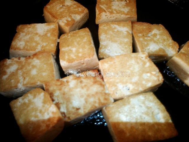 热锅凉油，小火煎豆腐，两面煎金黄，盛出备用