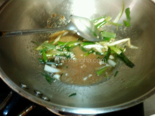 锅中加油，下葱段，蒜末，辣椒爆香，加入蚝油，盐，糖，鸡精，水淀粉勾芡