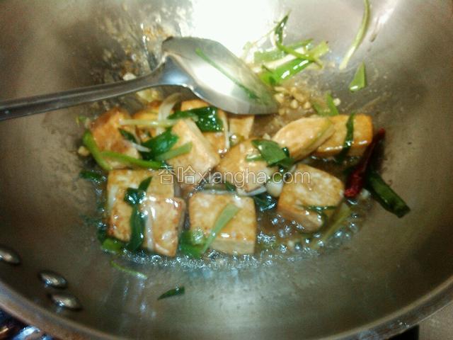 把煎好的豆腐加进去，翻拌均匀，即可出锅