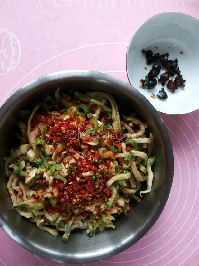 挑出花椒大料粒丢弃