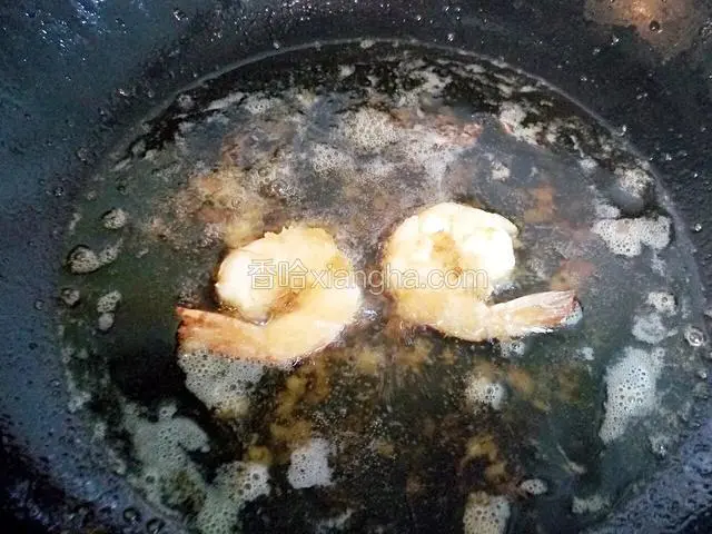 起锅放适量油，油热后小火炸，炸至金黄色出锅装盘，淋上少许番茄酱味道更佳。