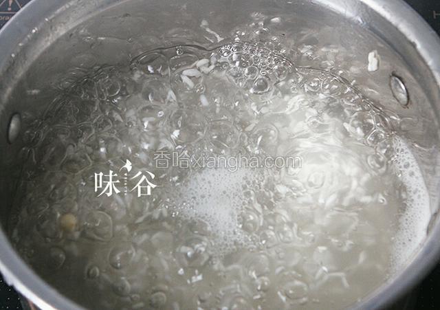 粥锅内加清水，用大火煮开，加入川贝及糯米转小火煮开后继续煮40分钟。