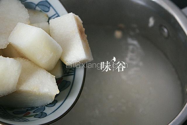 加入切块的雪梨再煮20分钟。