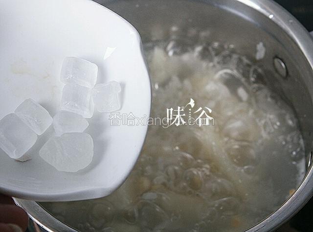最后用冰糖调味即可。