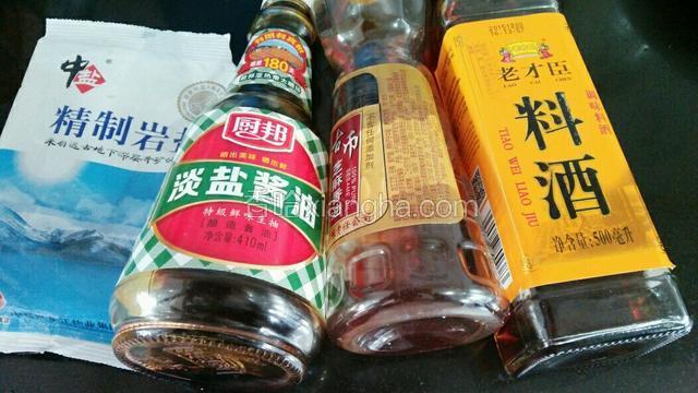 盐，料酒，生抽，香油准备好