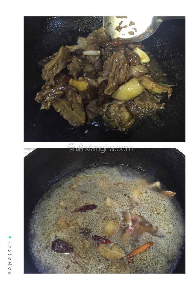 煸炒至鸭肉渗出油，色泽油亮金黄时加750ml骨头汤，大火煮5分钟后转中小火盖锅盖焖煮；