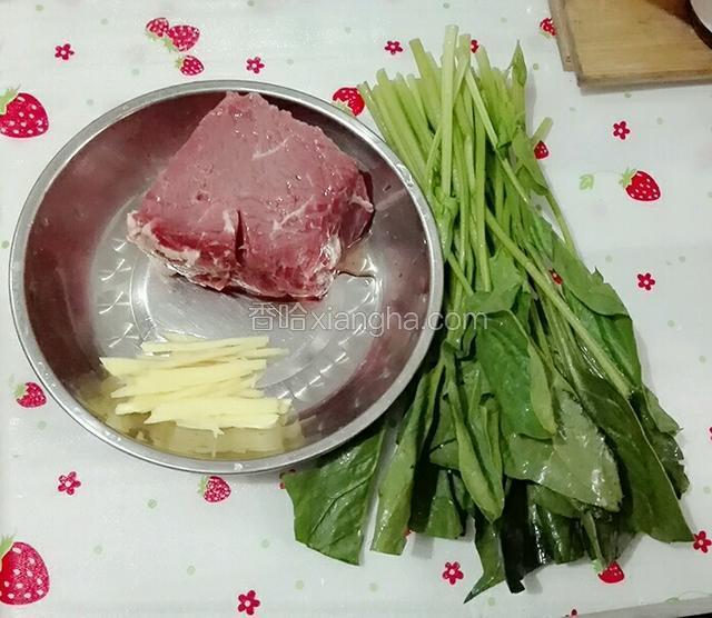 准备好所需材料：菠菜，牛肉，生姜去皮切丝。