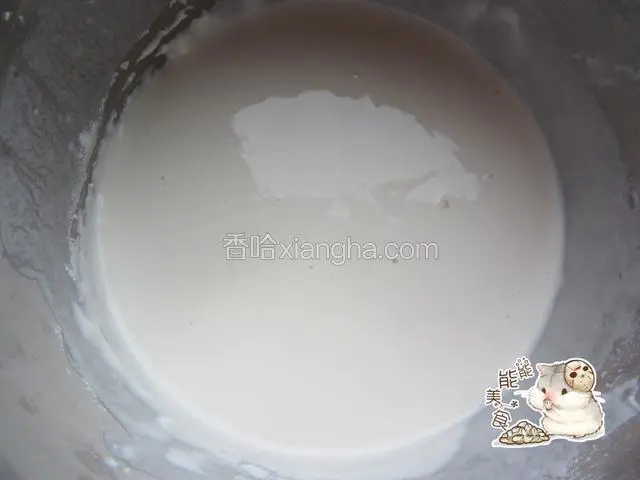 再调一个面糊。面糊是由淀粉跟面粉比例是1：1，调成糊糊，备用。