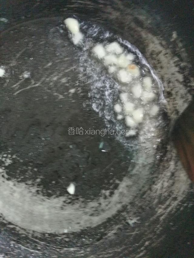 锅里热油，爆香蒜末