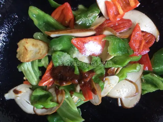 加入适量的盐和一勺黄豆酱，加一勺水，翻炒均匀入味即可