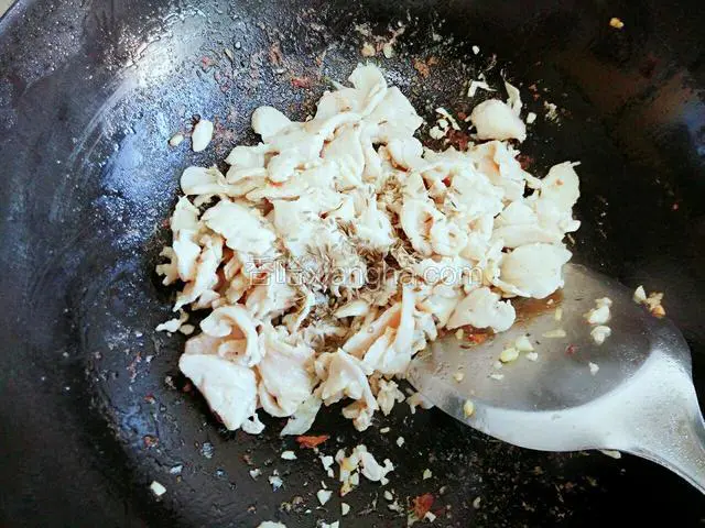 鸡肉炒至变色放入适量孜然颗粒继续翻炒