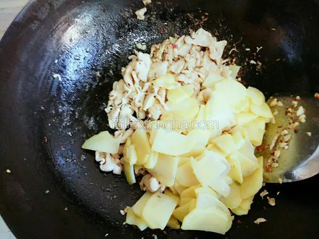 炒出孜然香味倒入炸好的土豆片翻炒2分钟并加少量盐出锅(因为腌制鸡肉已经有盐，再次添加一定要少，以免太咸)