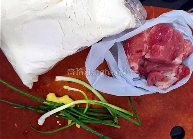 准备好主料：面粉、肉、葱姜⋯⋯