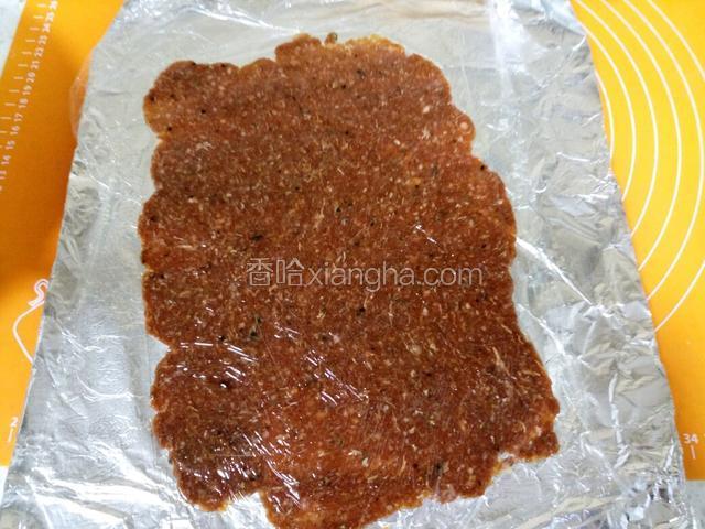 用擀面棍在保鲜膜上尽量擀薄和擀均匀，隐约可以看到锡纸的程度（切忌太太薄，烤的时候容易烤糊和断开），取走保鲜膜~