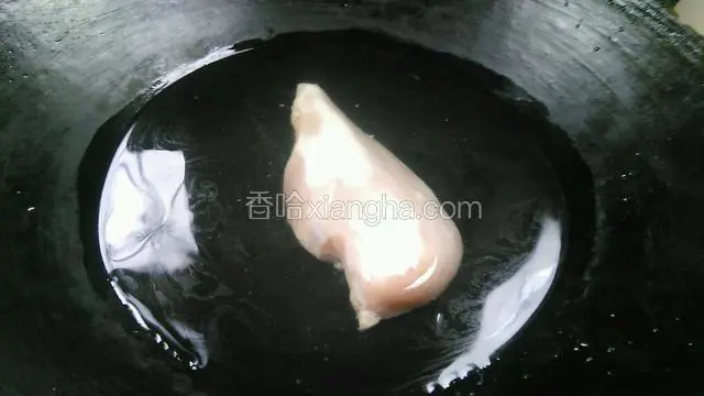 冲洗干净热锅给水，给料酒，少量盐开火煮开，拿快子在鸡肉中间插两个眼透气好熟。