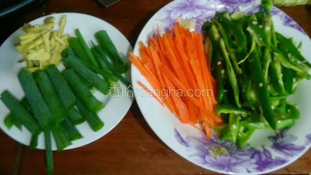 煮的时候切好配料胡萝卜青椒切丝，葱切段，生姜随个人。