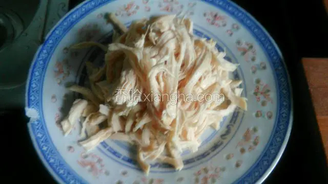 煮好了拿出来冲洗放凉点，用手把鸡肉撕成自己喜欢的粗细的丝装盘备用。