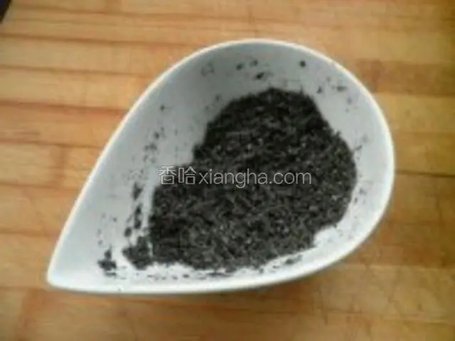 准备黑芝麻馅，黑芝麻放入容器中