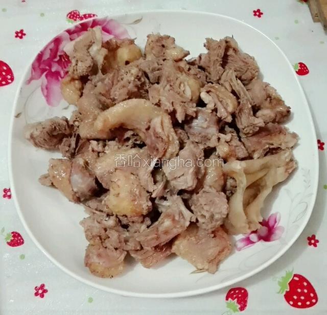 鸭肉放进已经烧开的水里煮5分钟捞起沥干水份。（为了去除油脂）