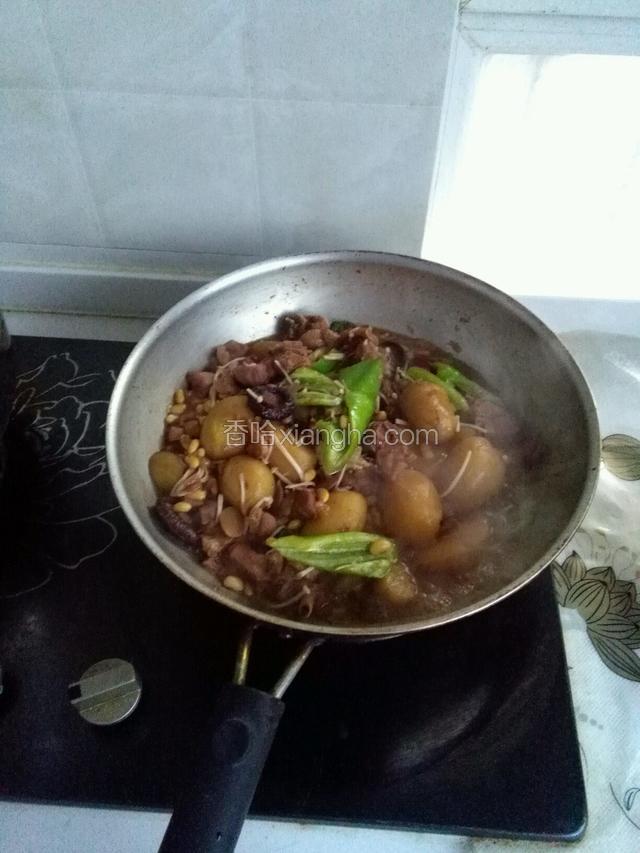 待鸭肉熟后加入剩下的食材圆葱，尖椒，金针菇。