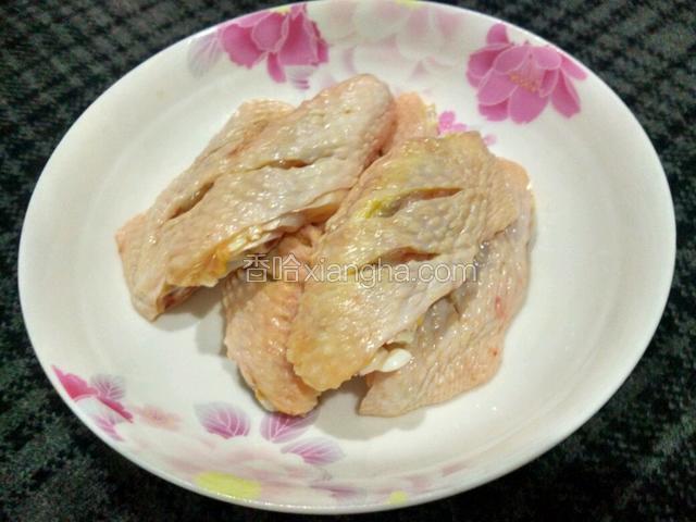 买回来的鸡翅～每个背上划2刀