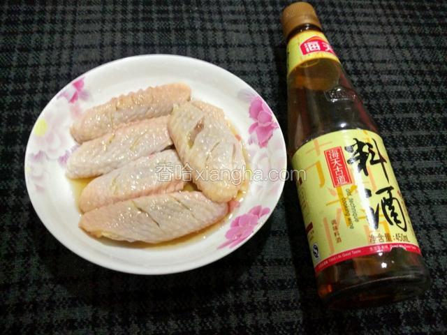 洗净鸡翅～加上少许盐～料酒搅匀腌制约20分钟
