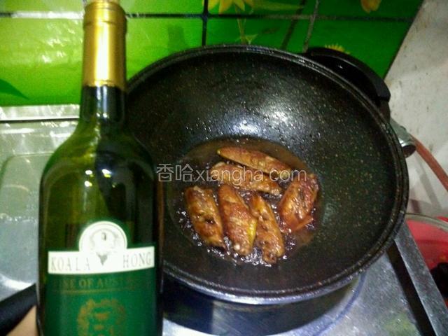 再加入红酒～以浸过鸡翅为准～煮透～看起来颜色均匀～记得要翻面