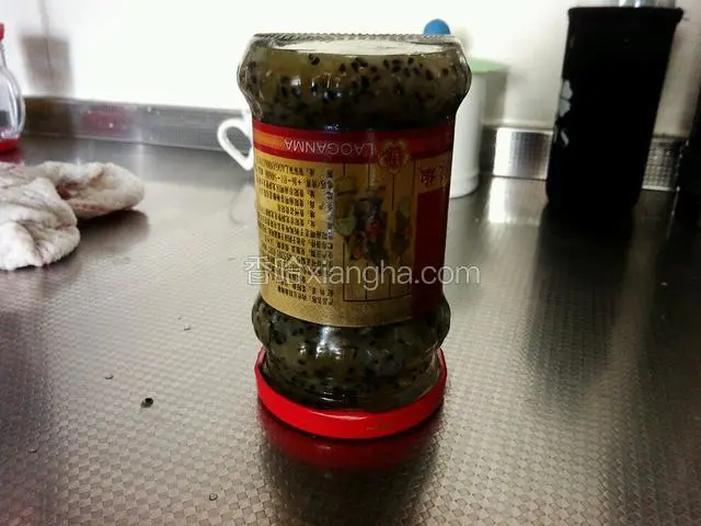准备一个空瓶，开水烫过，晾干，果酱装瓶，盖紧，倒扣，晾凉冰箱冷藏保存，开盖后尽快食用