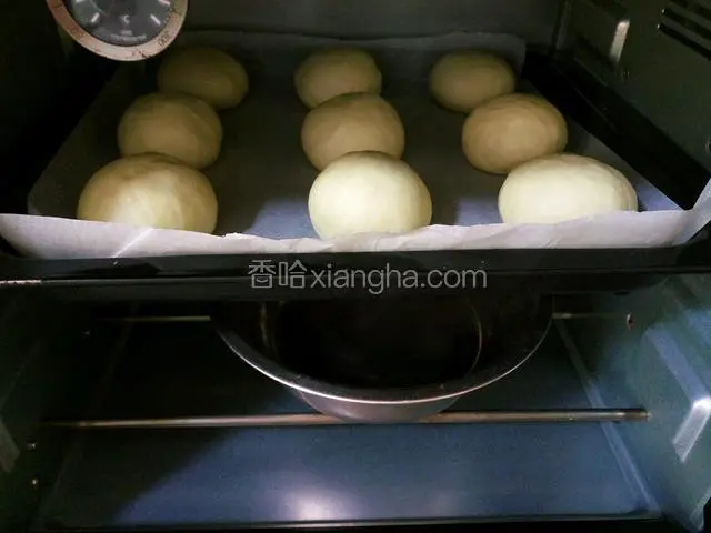 放入烤箱，下面放一碗热水，以保持发酵所需温度和湿度。盖上烤箱门进行第二次发酵，大约45分钟。无需开烤箱发酵功能。