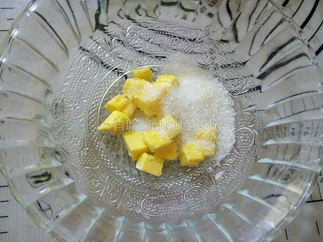 黄油室温软化加入白糖。（白糖用的25g甜味刚好，不喜甜可以减到20g）