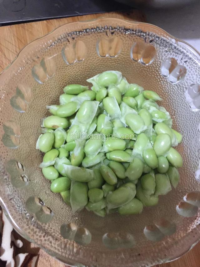 毛豆去壳洗干净备用