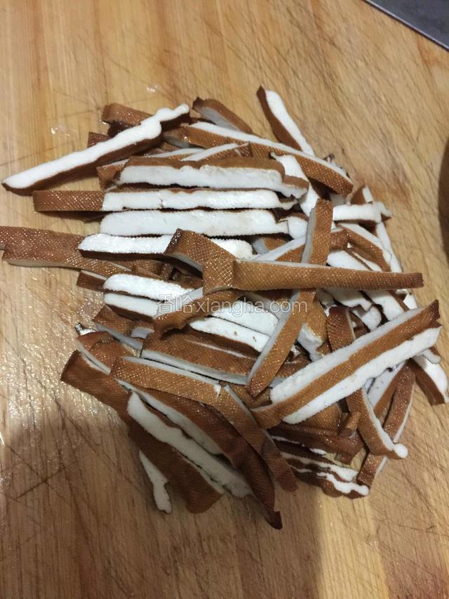 香干切条备用