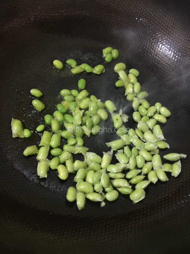 将油热锅➕生姜➕毛豆炝锅