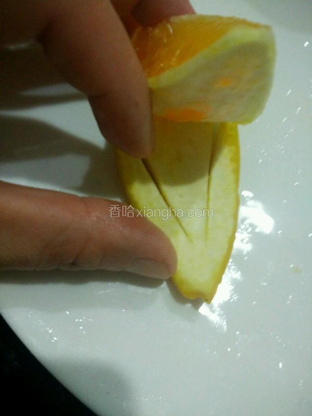 掀起切好的皮～两边各划1刀～小心别交叉切断