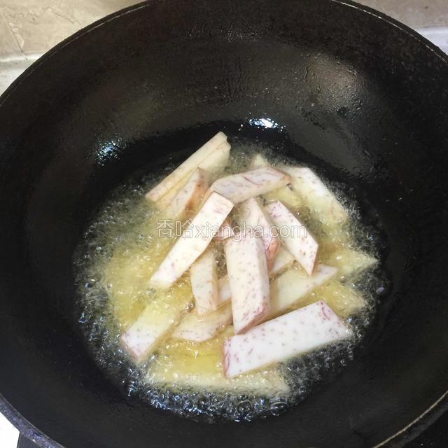 香芋切块，下油锅炸的酥香金黄，捞出备用；