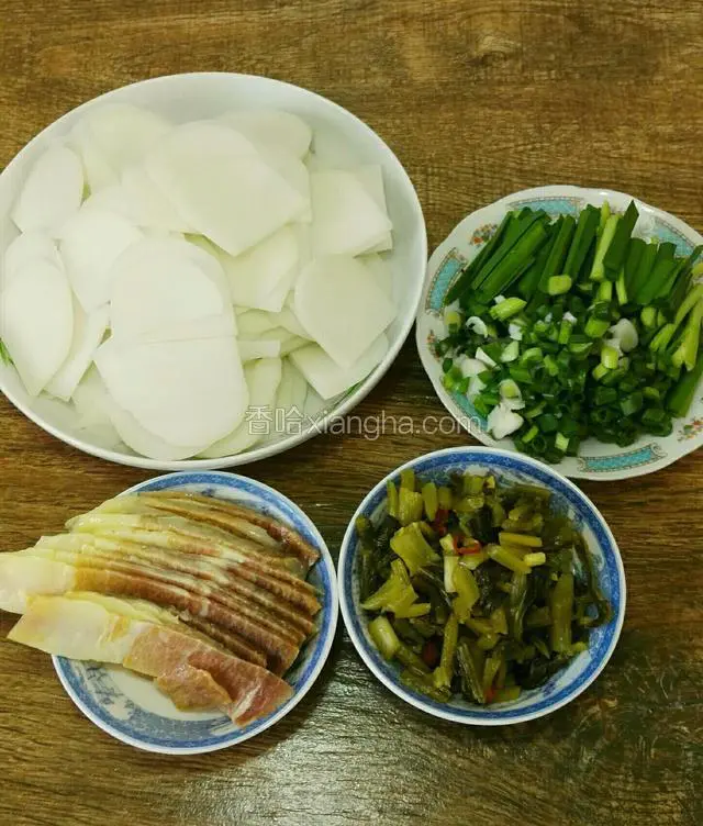饵块切片，火腿切片，韮菜切寸段，葱切葱花，水腌菜切碎