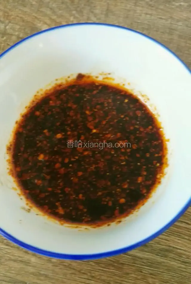 把生抽，白糖，油辣椒，调成一碗调料备用(这一步主要是让白糖融化)