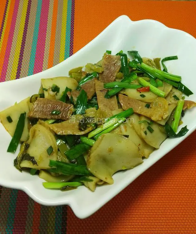将水腌菜，制好的调味料放进去翻炒入味，放入韮菜，葱花断生关火，加入少许味精拌匀提味。一盘香香的炒饵块出锅了。