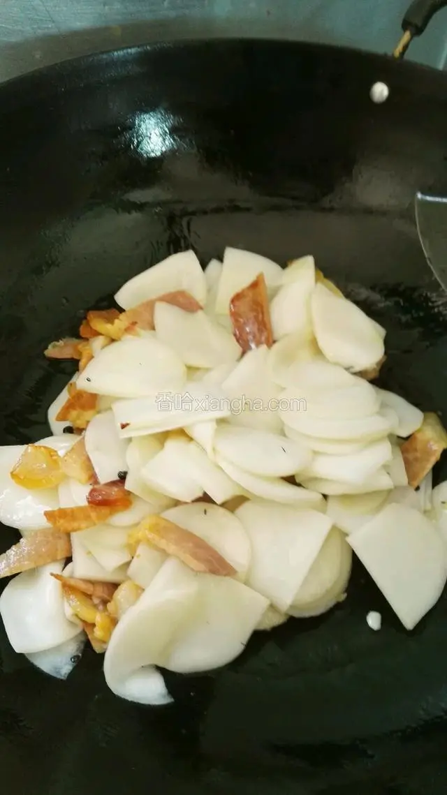 加入饵块片慢慢翻炒2分钟，让火腿的香味充分融入进去