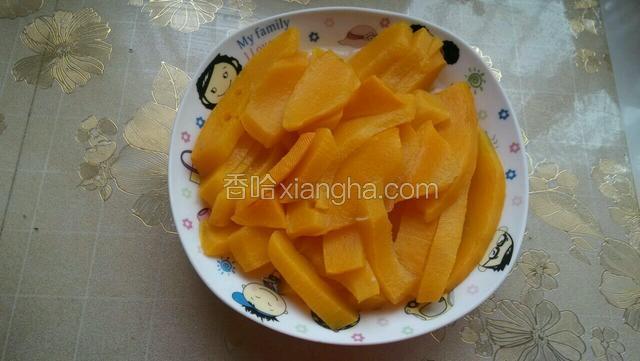南瓜打皮切片上锅蒸熟