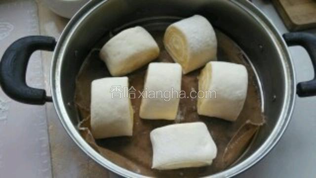 装入蒸锅，冷水上锅大火烧开。该中火蒸25分钟