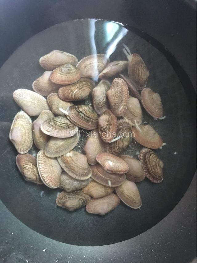 锅里面放入适量清水水烧开把花甲放进去去煮